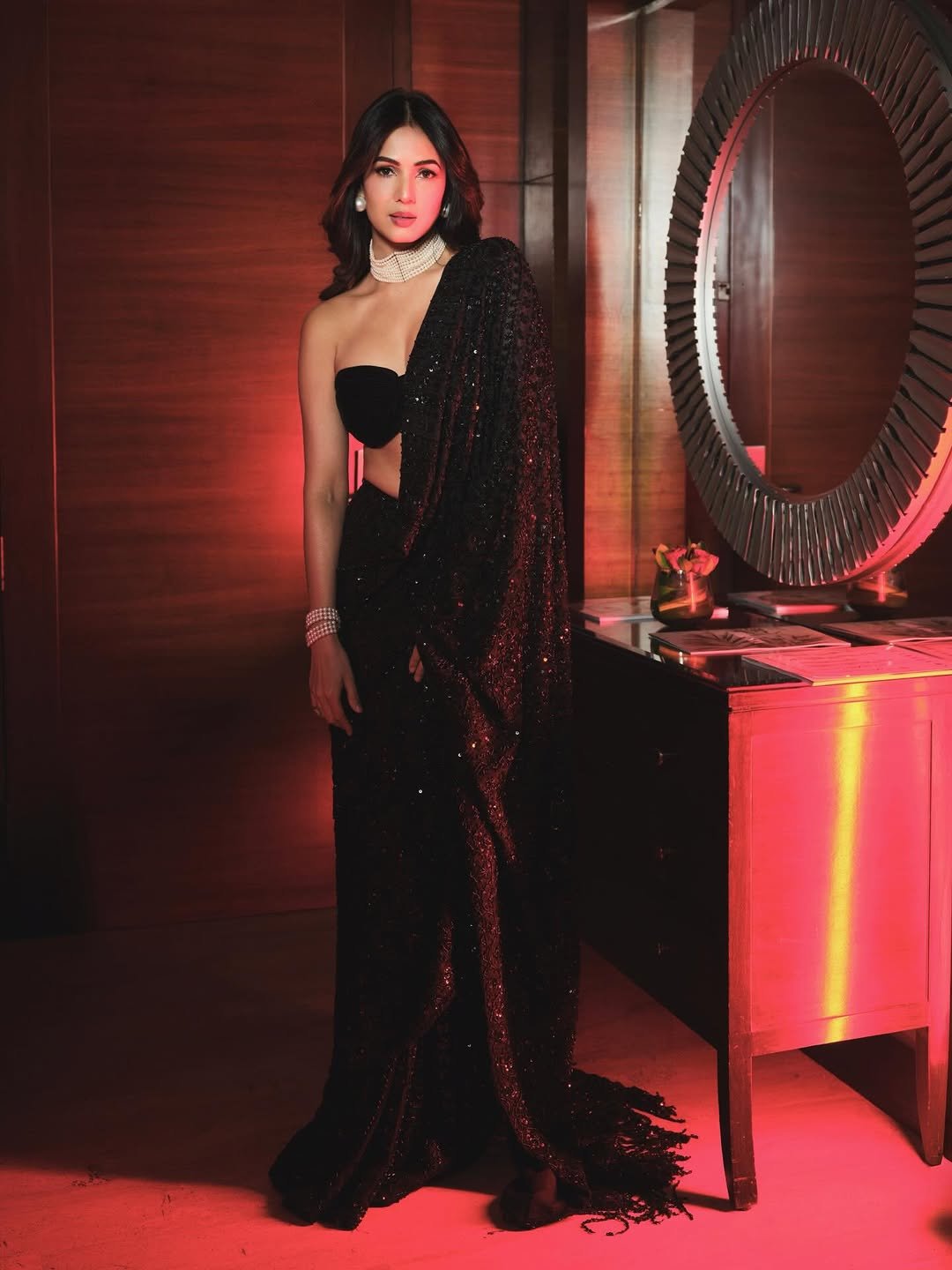 Sonal Chauhan Stuns in Glamorous Black Sequin Saree Photos (10)