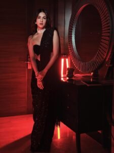 Sonal Chauhan Stuns in Glamorous Black Sequin Saree Photos (2)