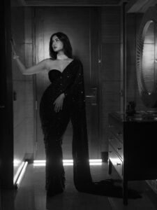 Sonal Chauhan Stuns in Glamorous Black Sequin Saree Photos (3)