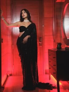 Sonal Chauhan Stuns in Glamorous Black Sequin Saree Photos (5)