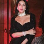 Sonal Chauhan Stuns in Glamorous Black Sequin Saree Photos (7)