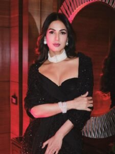 Sonal Chauhan Stuns in Glamorous Black Sequin Saree Photos (7)