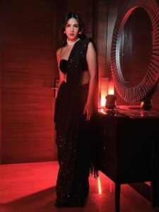 Sonal Chauhan Stuns in Glamorous Black Sequin Saree Photos (8)