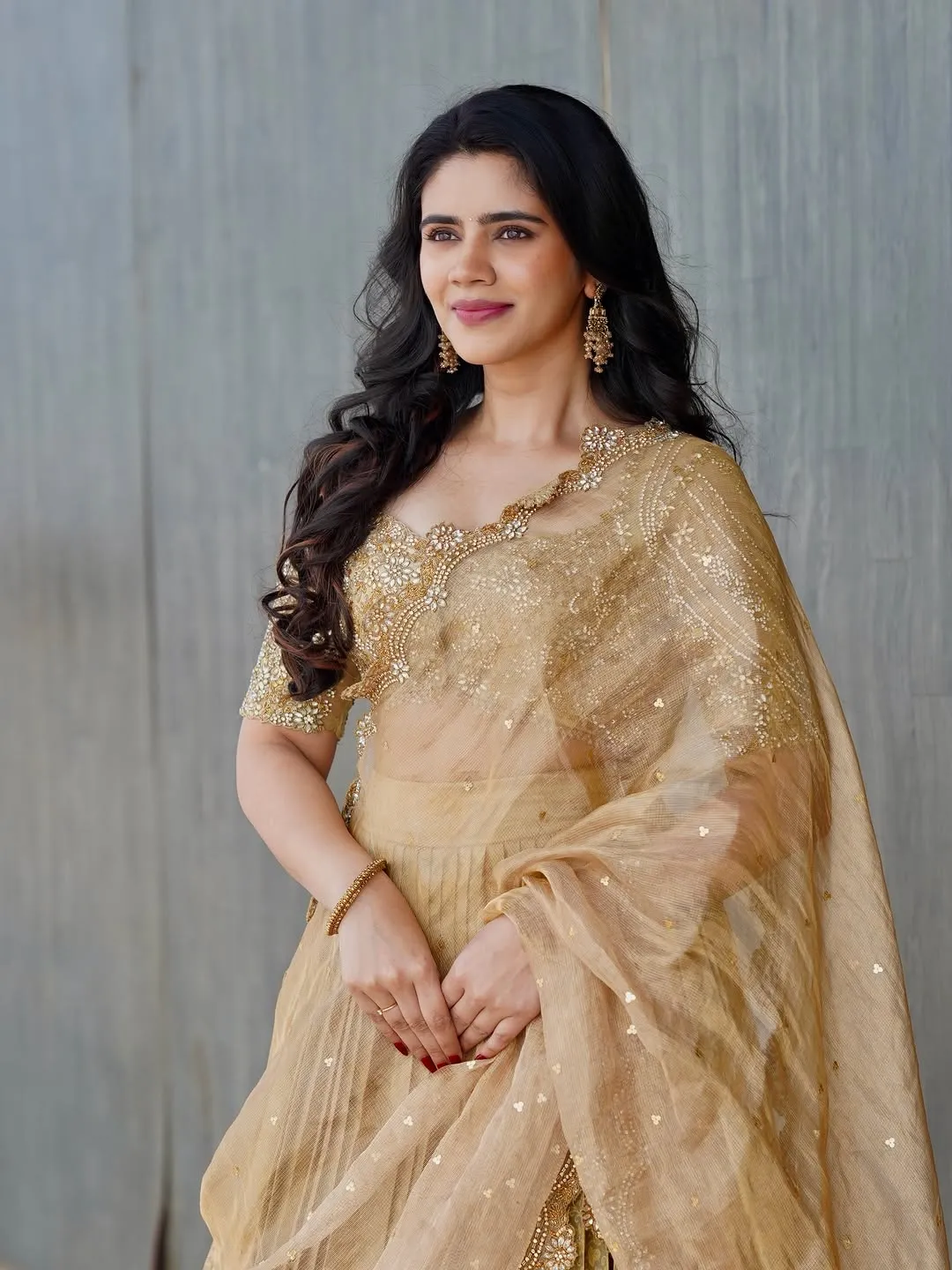 Soundariya Nanjundan Dazzles in Elegant Golden Traditional Outfit (11)