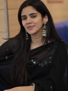 Soundariya Nanjundan Looks Stunning in Elegant Black Traditional Outfit Photos (1)