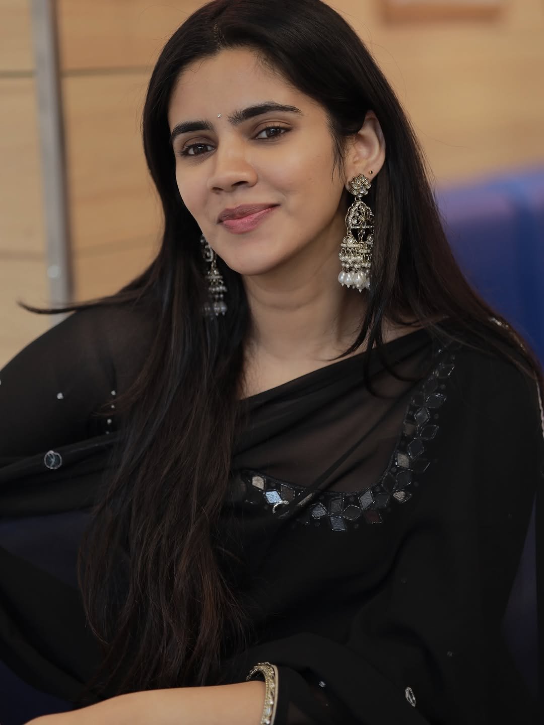 Soundariya Nanjundan Looks Stunning in Elegant Black Traditional Outfit Photos (1)
