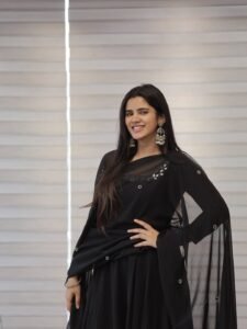 Soundariya Nanjundan Looks Stunning in Elegant Black Traditional Outfit Photos (10)