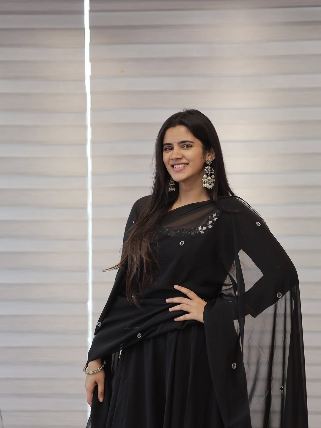 Soundariya Nanjundan Looks Stunning in Elegant Black Traditional Outfit Photos (10)