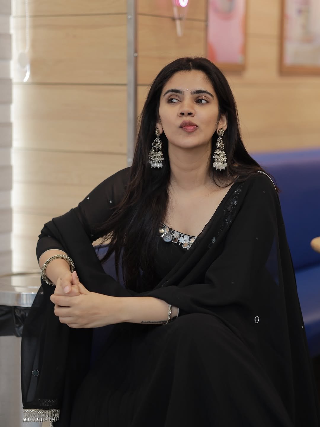 Soundariya Nanjundan Looks Stunning in Elegant Black Traditional Outfit Photos (11)