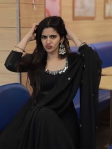 Soundariya Nanjundan Looks Stunning in Elegant Black Traditional Outfit Photos (12)
