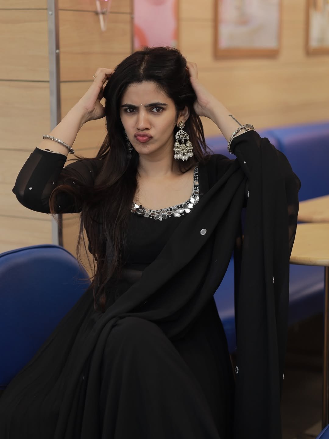 Soundariya Nanjundan Looks Stunning in Elegant Black Traditional Outfit Photos (12)