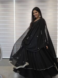 Soundariya Nanjundan Looks Stunning in Elegant Black Traditional Outfit Photos (13)