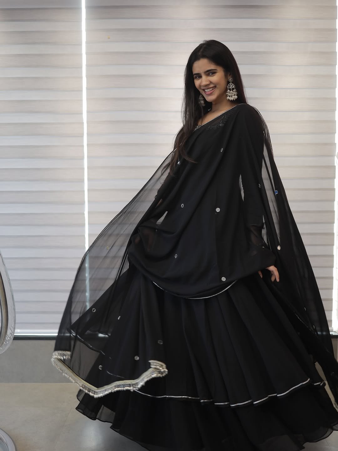 Soundariya Nanjundan Looks Stunning in Elegant Black Traditional Outfit Photos (13)