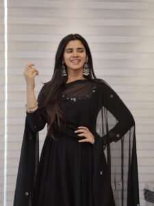 Soundariya Nanjundan Looks Stunning in Elegant Black Traditional Outfit Photos (14)