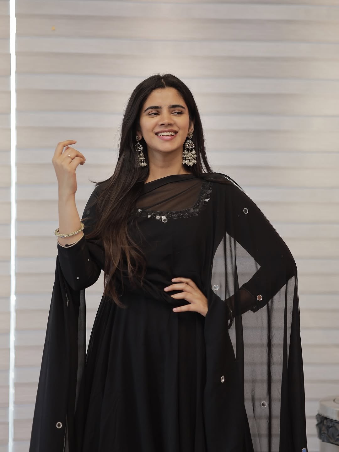 Soundariya Nanjundan Looks Stunning in Elegant Black Traditional Outfit Photos (14)
