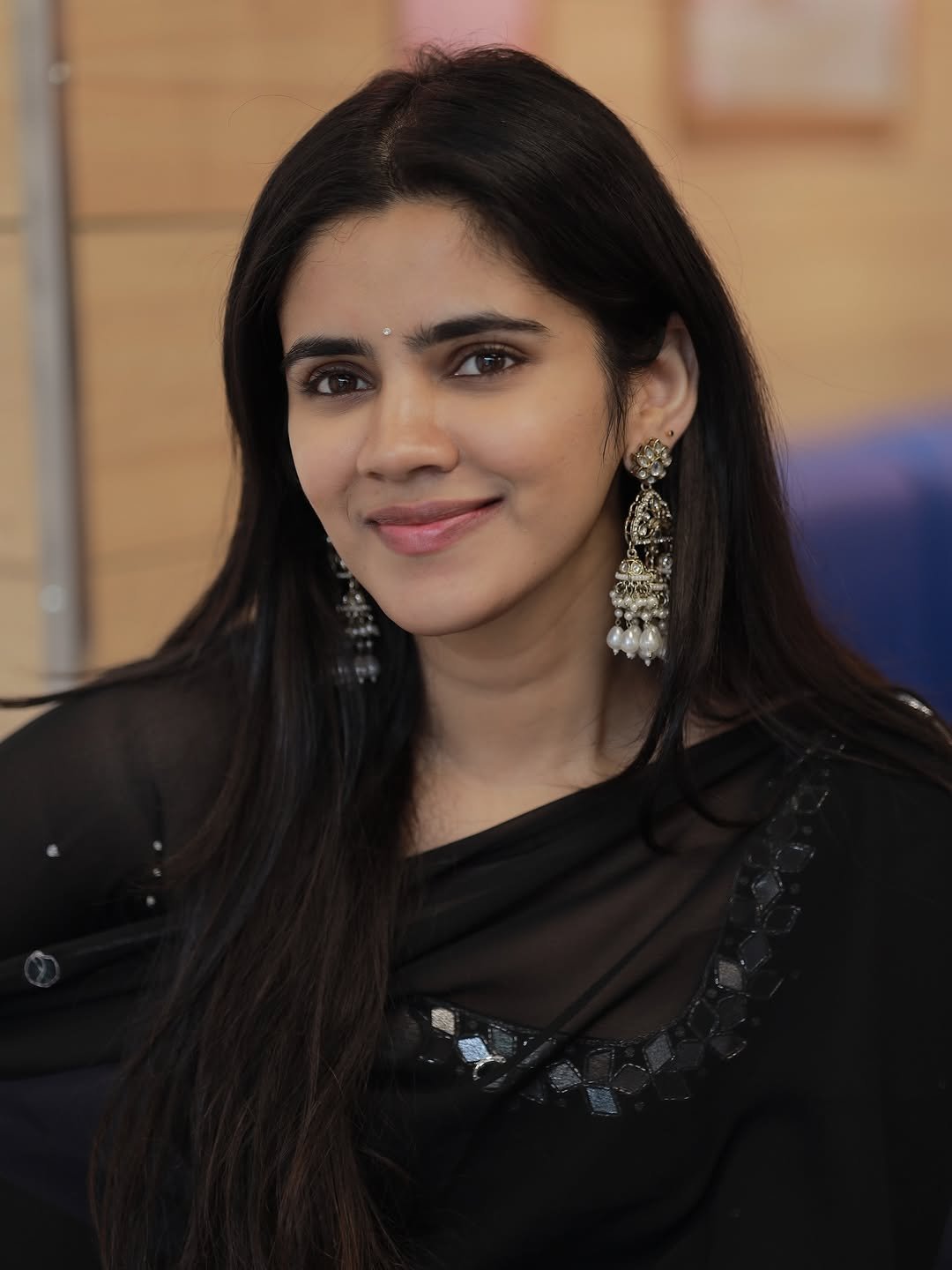 Soundariya Nanjundan Looks Stunning in Elegant Black Traditional Outfit Photos (15)