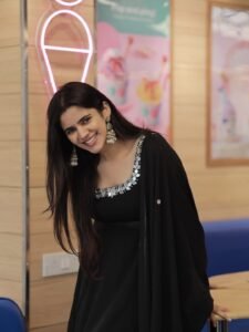 Soundariya Nanjundan Looks Stunning in Elegant Black Traditional Outfit Photos (2)