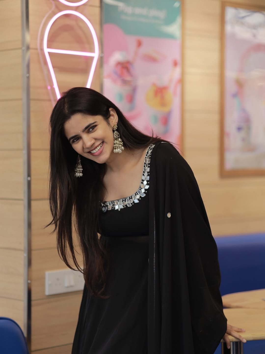 Soundariya Nanjundan Looks Stunning in Elegant Black Traditional Outfit Photos (2)