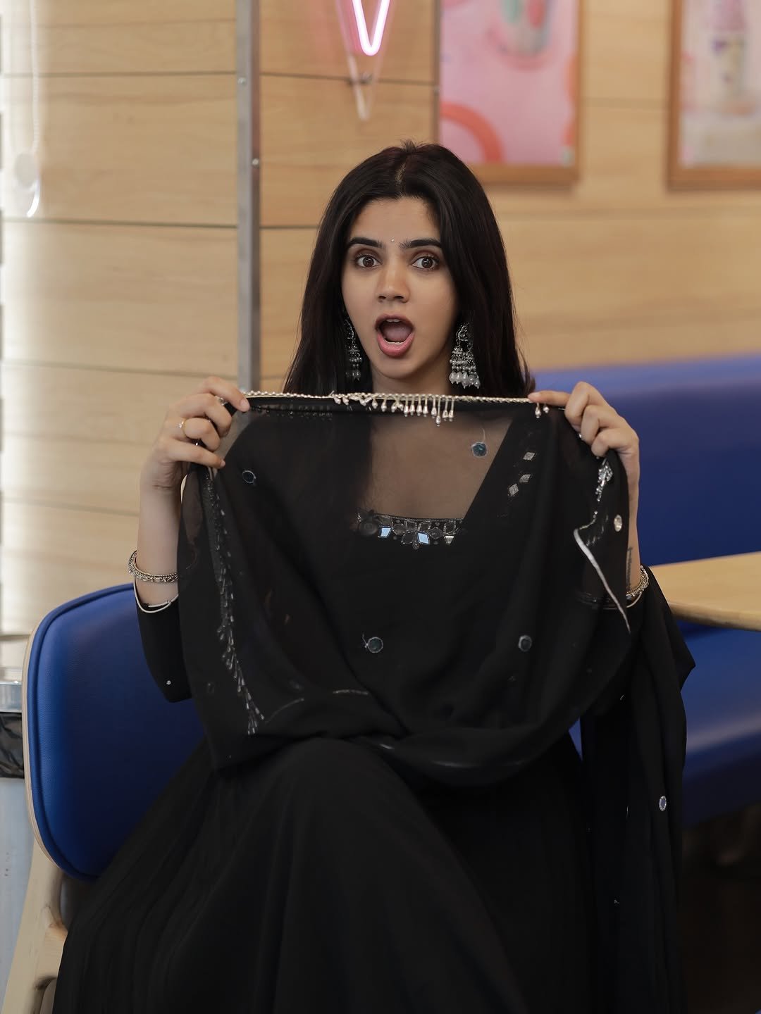 Soundariya Nanjundan Looks Stunning in Elegant Black Traditional Outfit Photos (3)