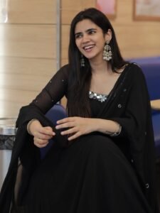 Soundariya Nanjundan Looks Stunning in Elegant Black Traditional Outfit Photos (4)