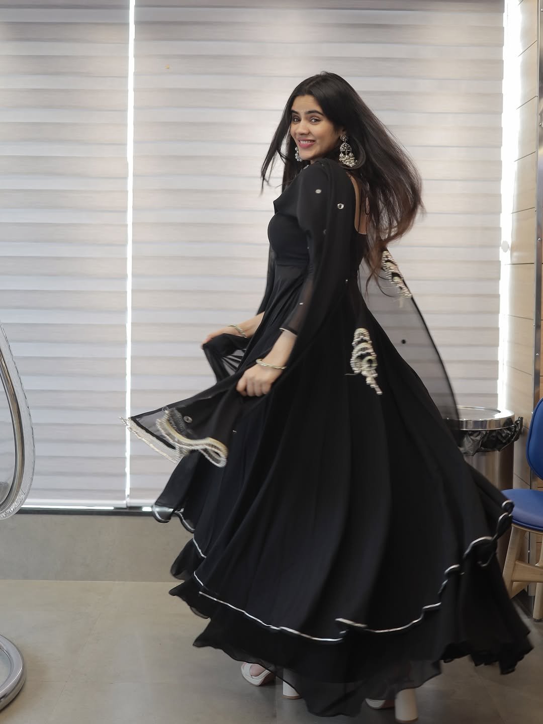 Soundariya Nanjundan Looks Stunning in Elegant Black Traditional Outfit Photos (5)