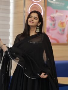 Soundariya Nanjundan Looks Stunning in Elegant Black Traditional Outfit Photos (6)