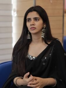 Soundariya Nanjundan Looks Stunning in Elegant Black Traditional Outfit Photos (7)