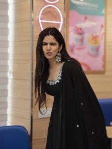 Soundariya Nanjundan Looks Stunning in Elegant Black Traditional Outfit Photos (8)