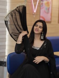 Soundariya Nanjundan Looks Stunning in Elegant Black Traditional Outfit Photos (9)
