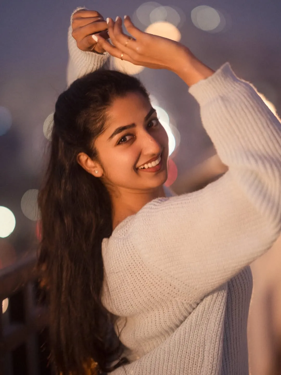 Sushmita Shetty Looks Adorable in Cozy White Sweater Latest Photos (3)