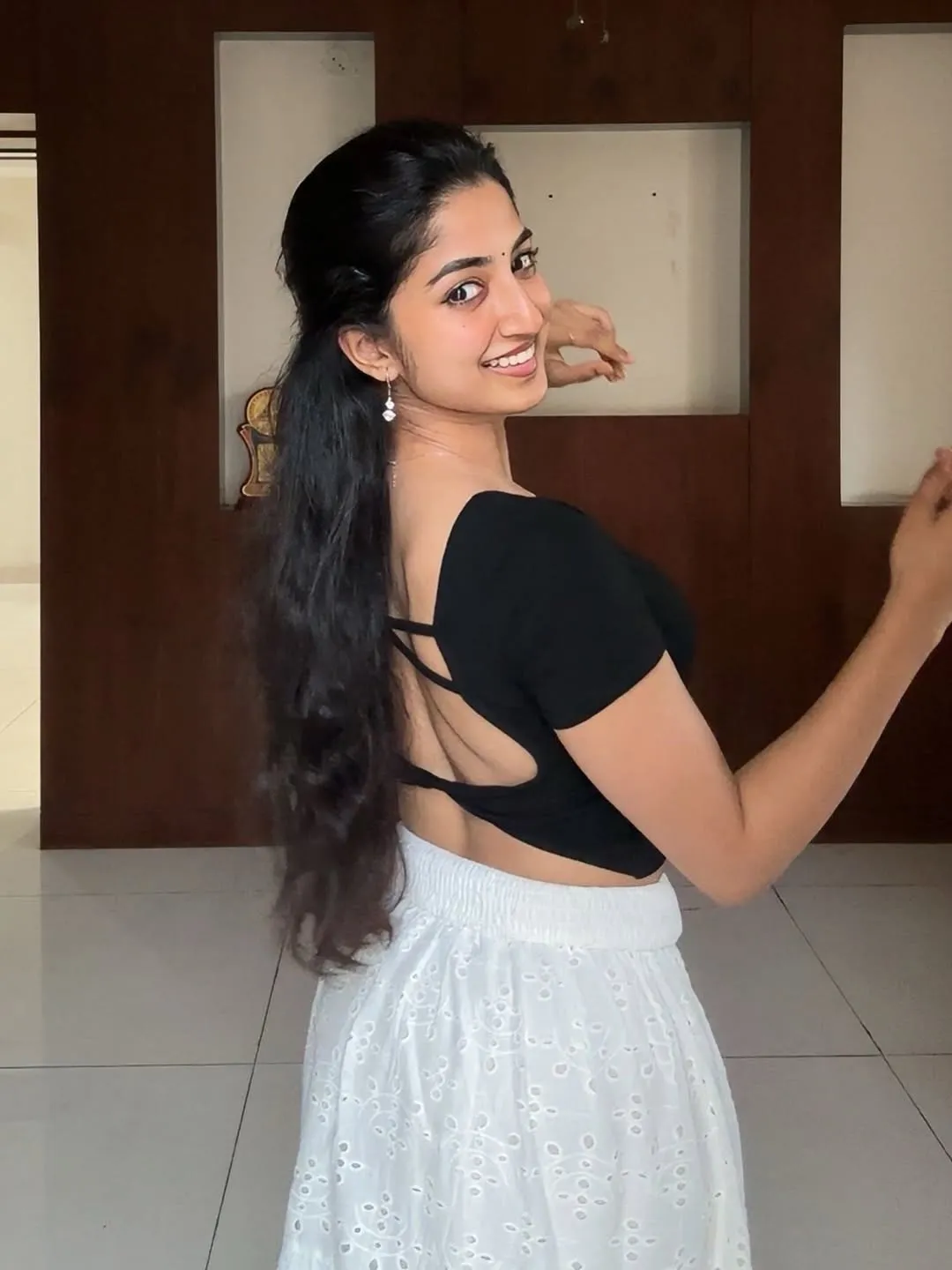Sushmita Shetty Looks Stunning in Black Top and White Skirt Photos (10)