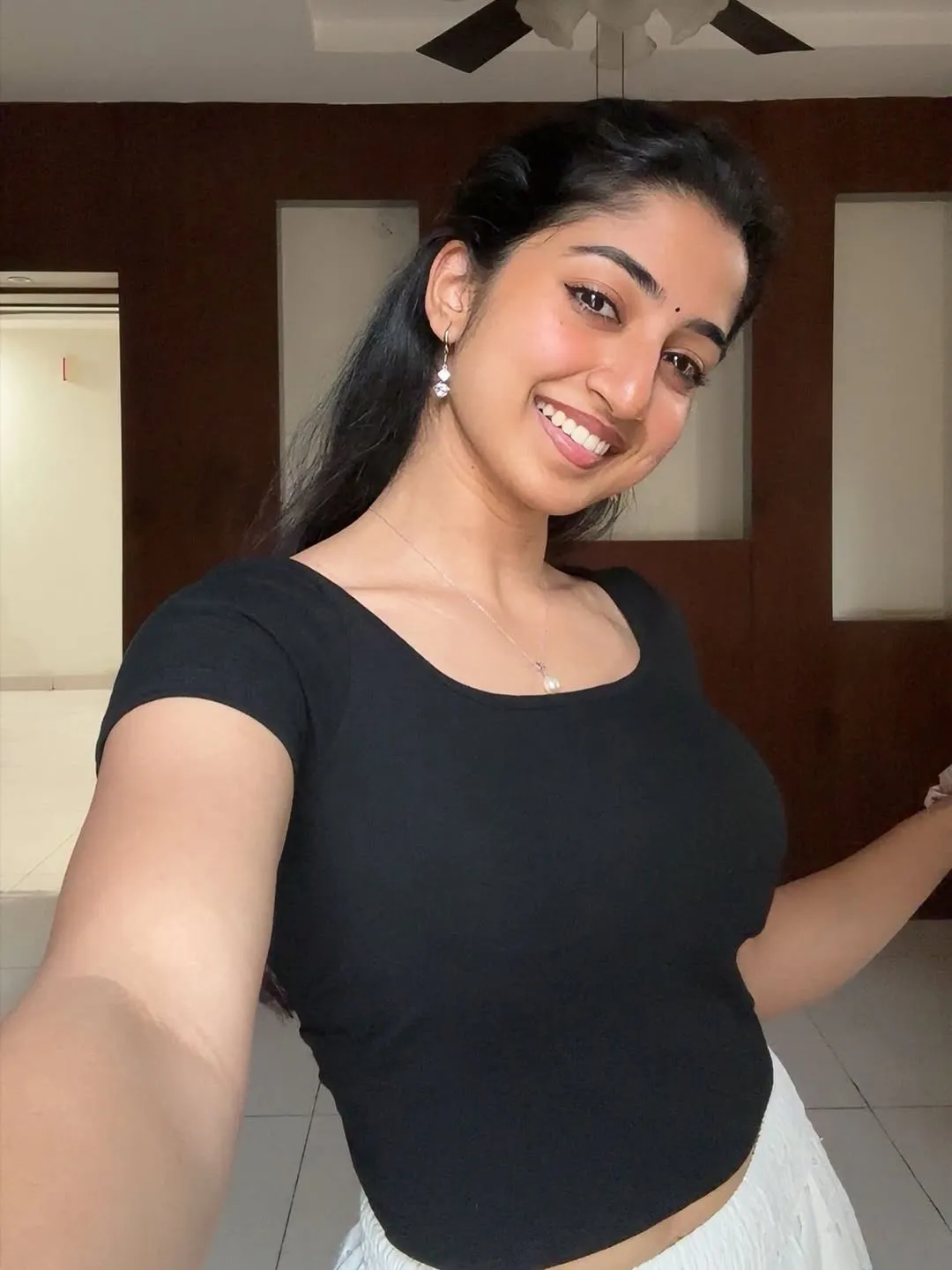 Sushmita Shetty Looks Stunning in Black Top and White Skirt Photos (15)