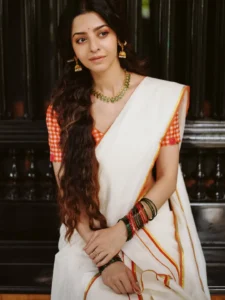 Vedhika Looks Graceful in Traditional Kerala Saree – Latest Photos (1)