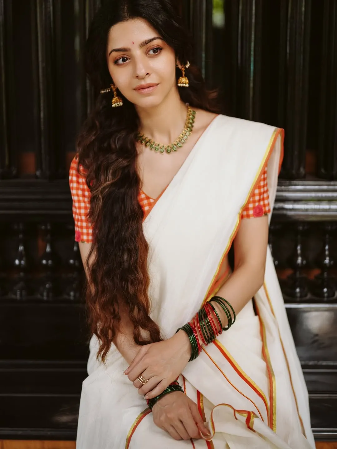Vedhika Looks Graceful in Traditional Kerala Saree – Latest Photos (1)