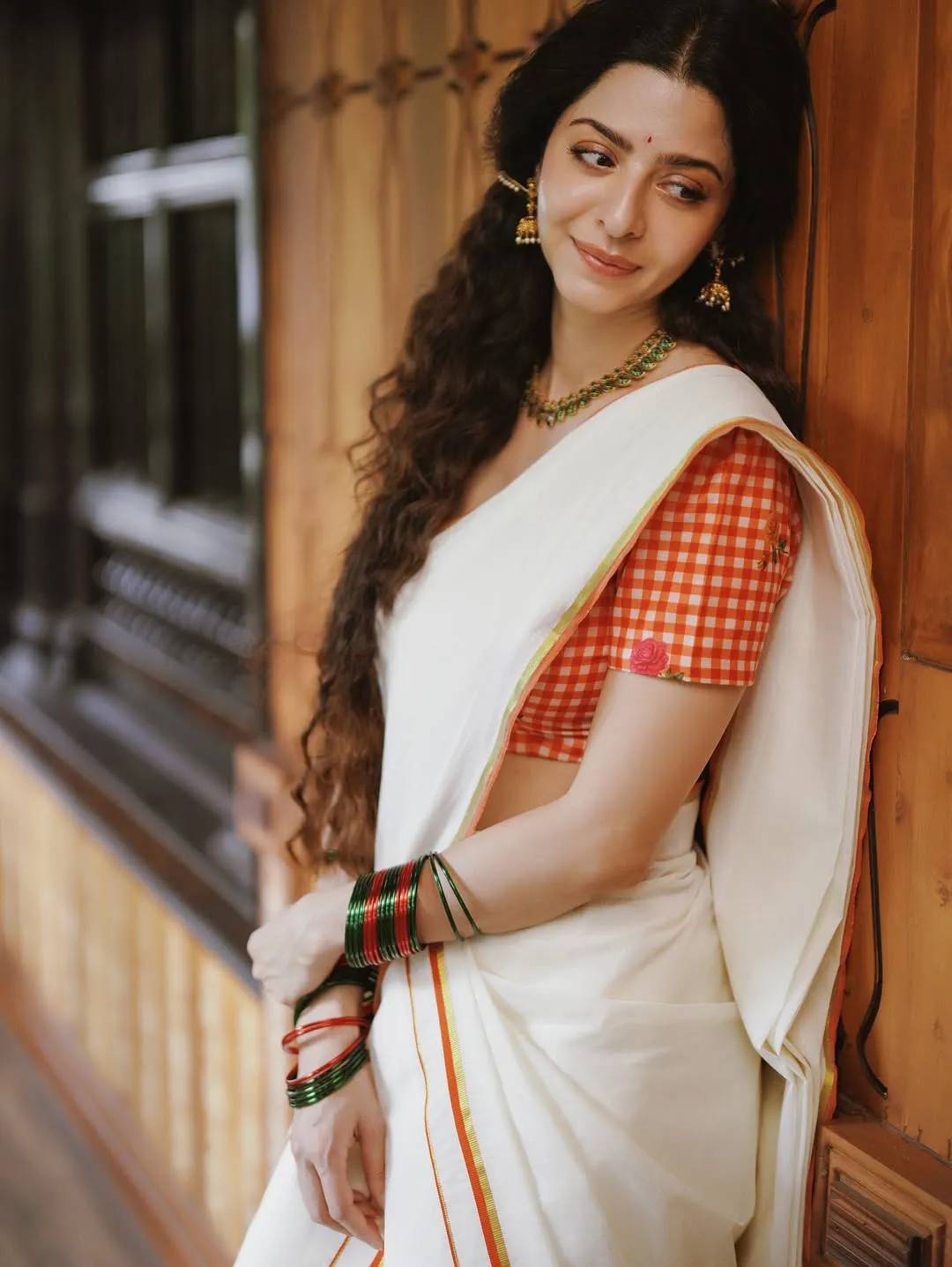 Vedhika Looks Graceful in Traditional Kerala Saree – Latest Photos (10)