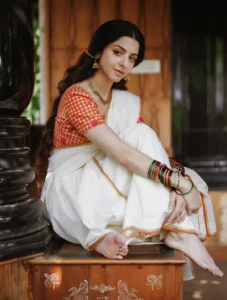 Vedhika Looks Graceful in Traditional Kerala Saree – Latest Photos (11)