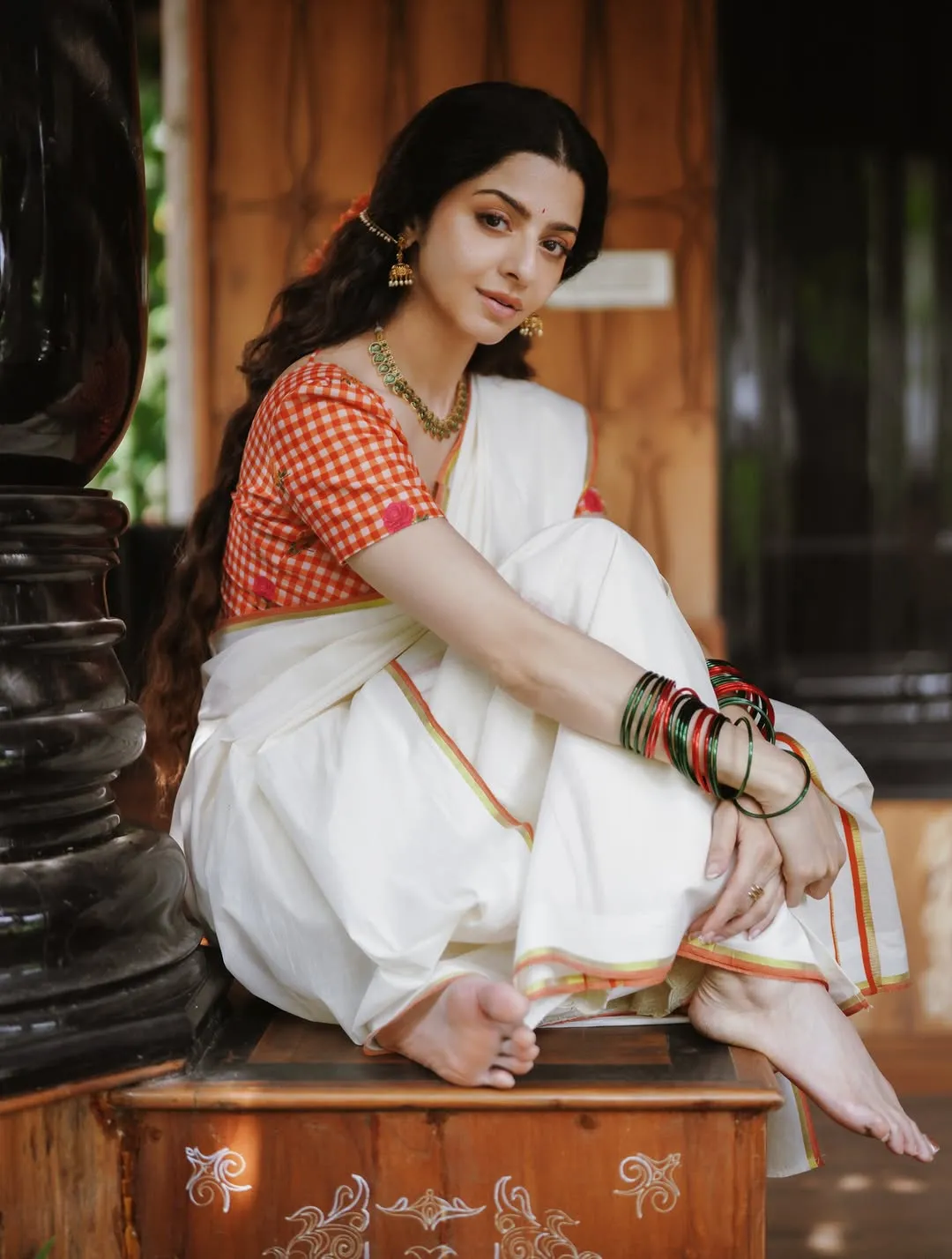 Vedhika Looks Graceful in Traditional Kerala Saree – Latest Photos (11)