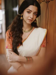 Vedhika Looks Graceful in Traditional Kerala Saree – Latest Photos (14)
