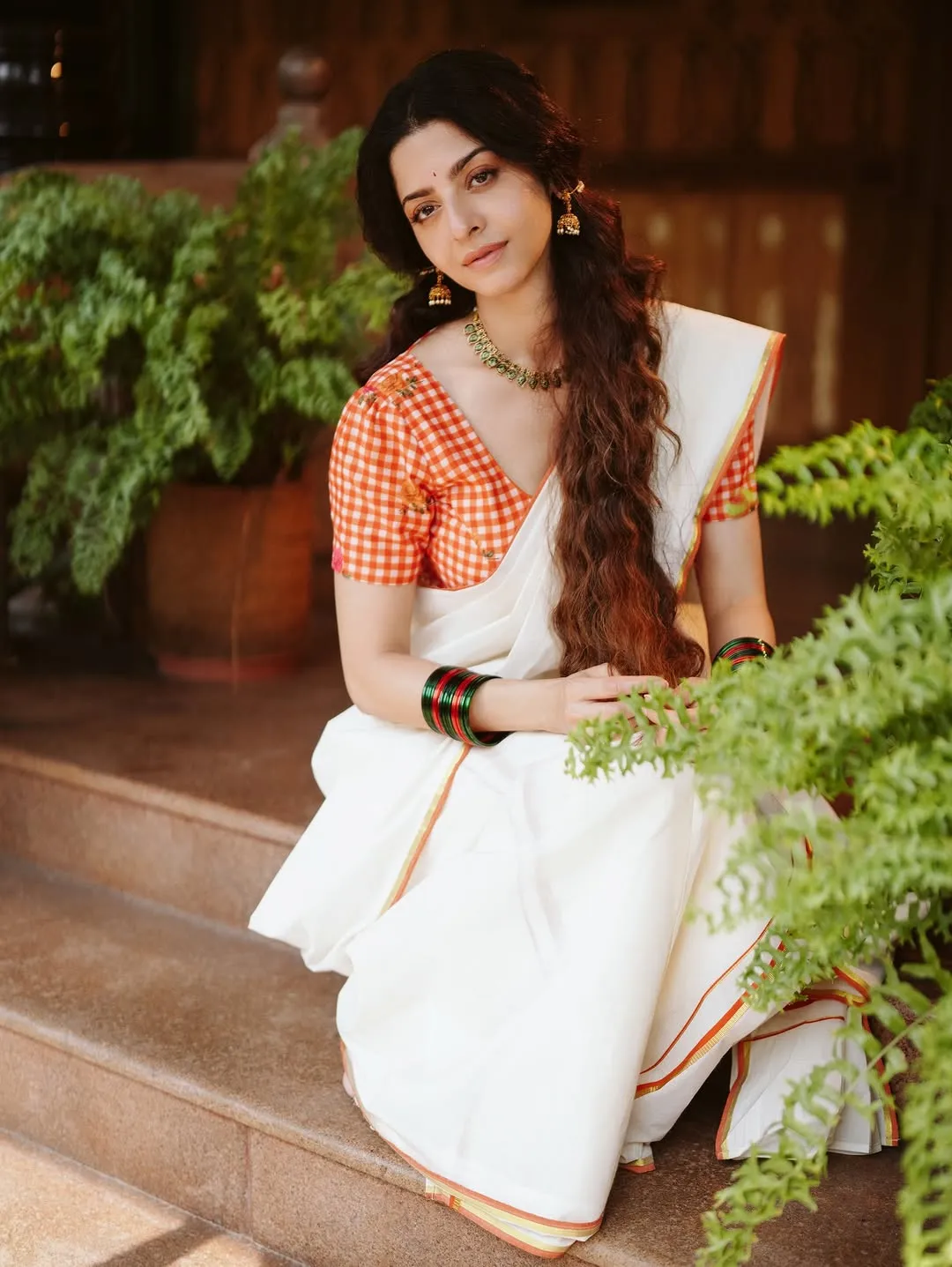 Vedhika Looks Graceful in Traditional Kerala Saree – Latest Photos (15)