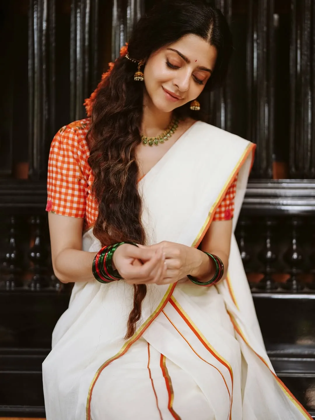 Vedhika Looks Graceful in Traditional Kerala Saree – Latest Photos (16)