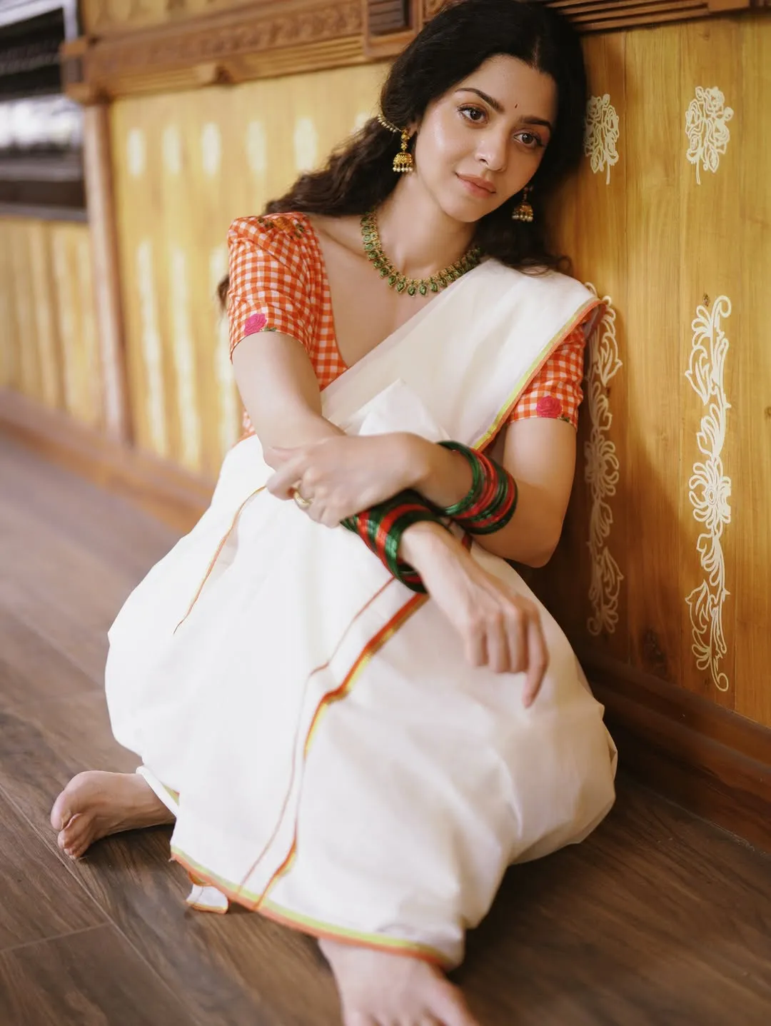 Vedhika Looks Graceful in Traditional Kerala Saree – Latest Photos (17)