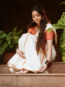Vedhika Looks Graceful in Traditional Kerala Saree – Latest Photos (18)