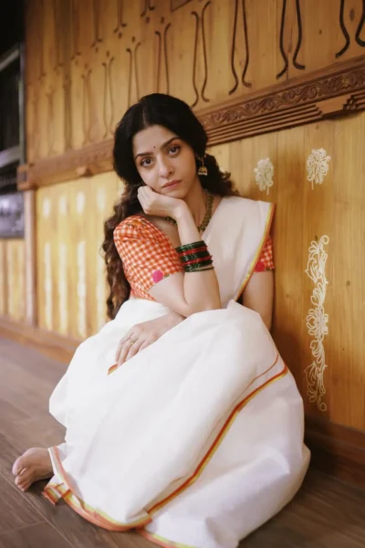 Vedhika Looks Graceful in Traditional Kerala Saree – Latest Photos (2)