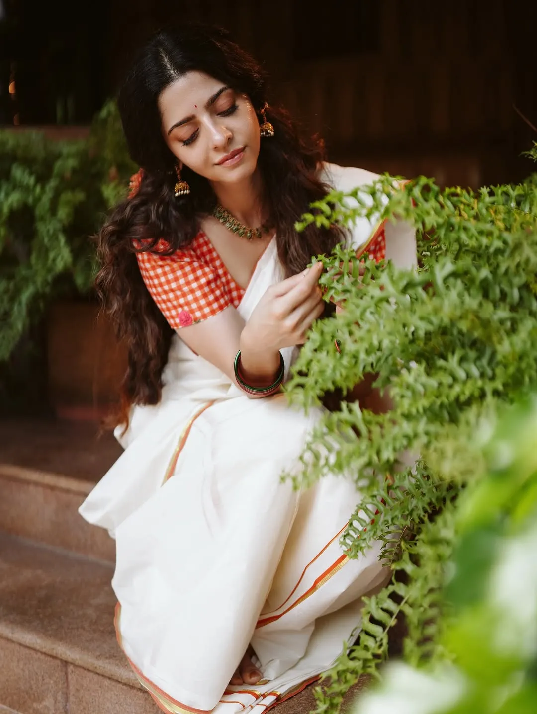 Vedhika Looks Graceful in Traditional Kerala Saree – Latest Photos (4)