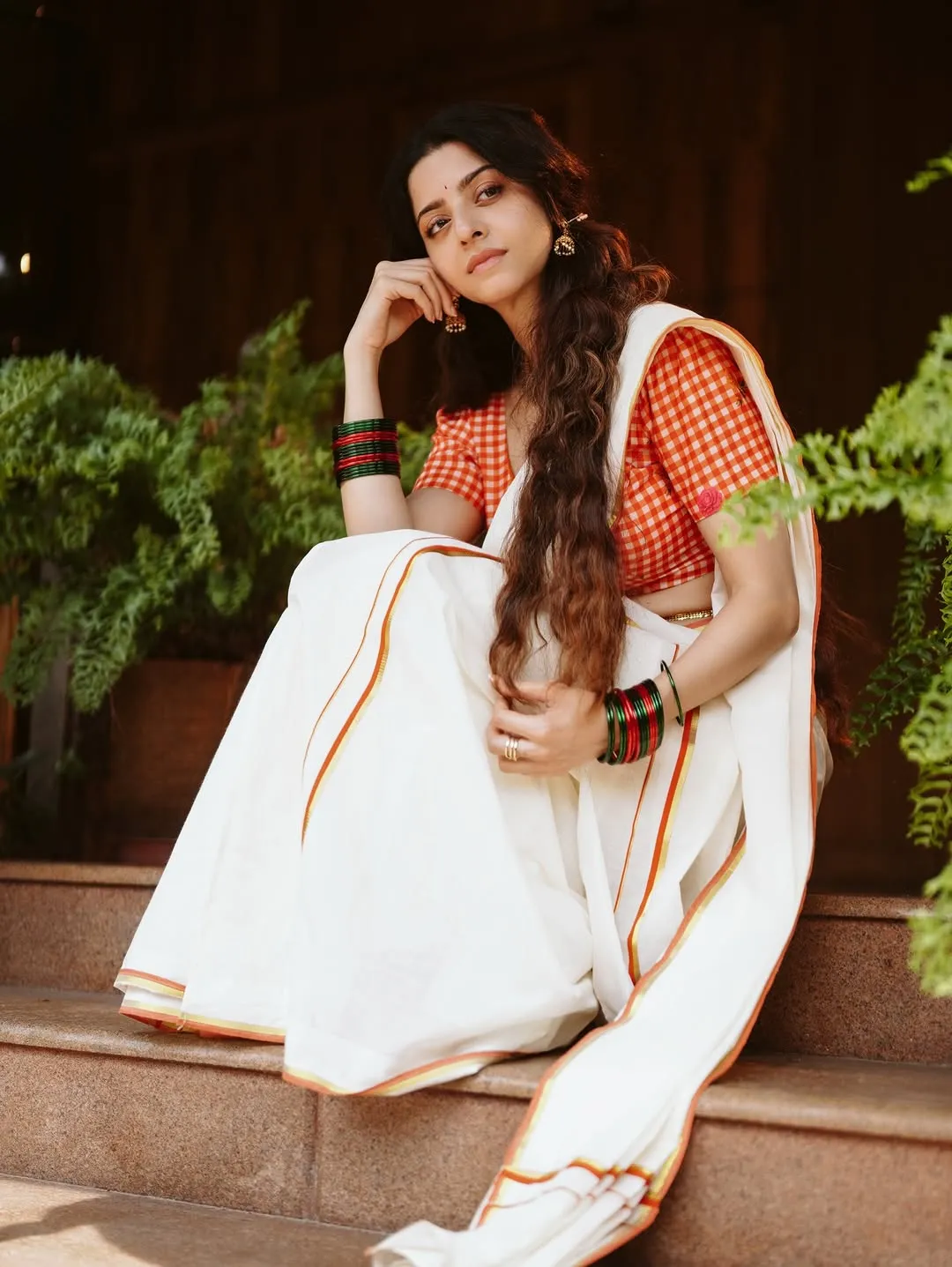 Vedhika Looks Graceful in Traditional Kerala Saree – Latest Photos (5)