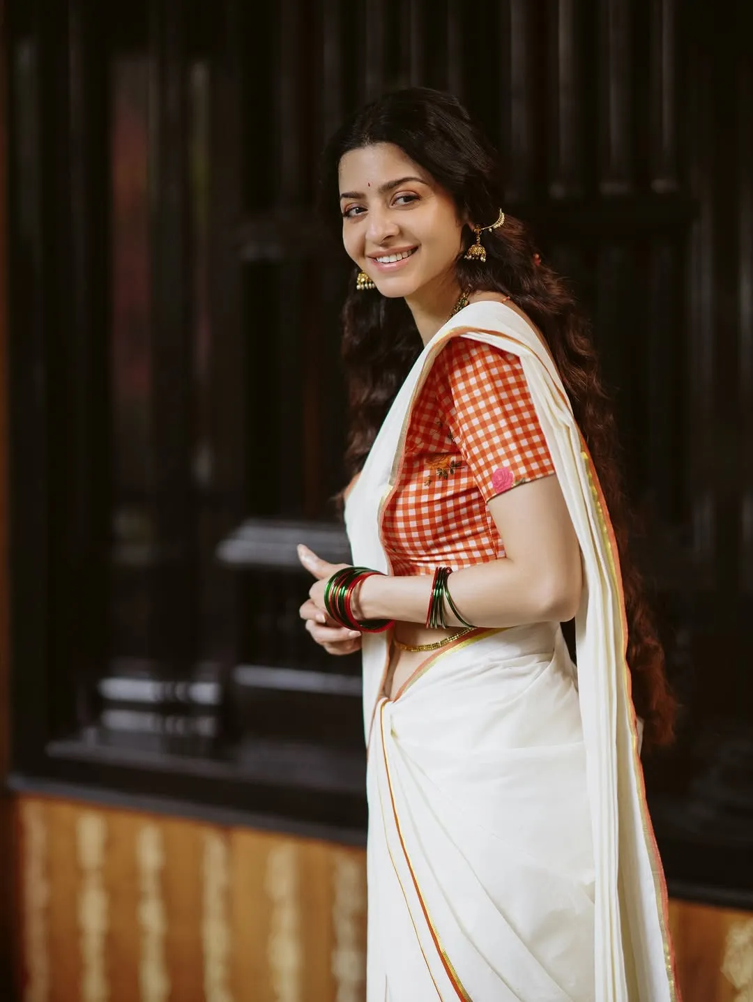Vedhika Looks Graceful in Traditional Kerala Saree – Latest Photos (6)
